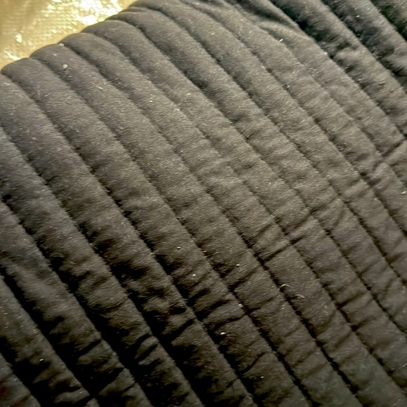 UGG Devon Quilt Set. Channel stitch quilting pattern. Charcoal. Queen - Picture 6 of 7